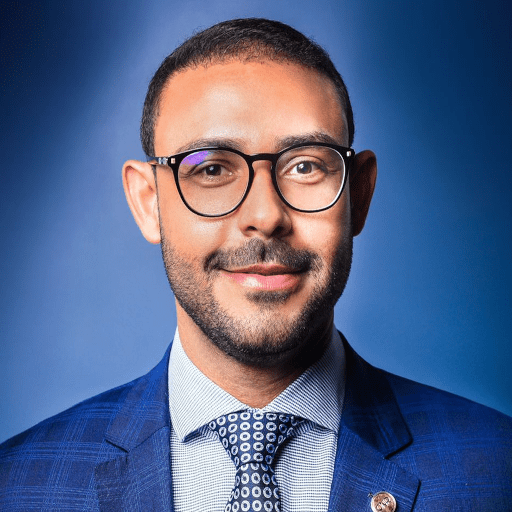 Elias Albuquerque - Advogado. Doutorando e Mestre em Direito pela Universidade de Marília (2022). Especialista em Direito Notarial e Registral (PUC MINAS) e em Direito Imobiliário e Urbanismo (F. Baiana de Direito), Gestão de Projetos Complexos (University of Cambridge Judge Business School).